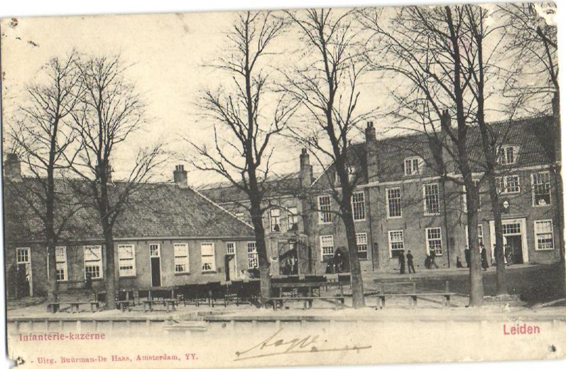Het binnenterrein was in eerste instantie aan de Rijnzijde open, maar na 1910 zijn daar drie gebouwtjes verrezen en is het bestraat. Afb.
