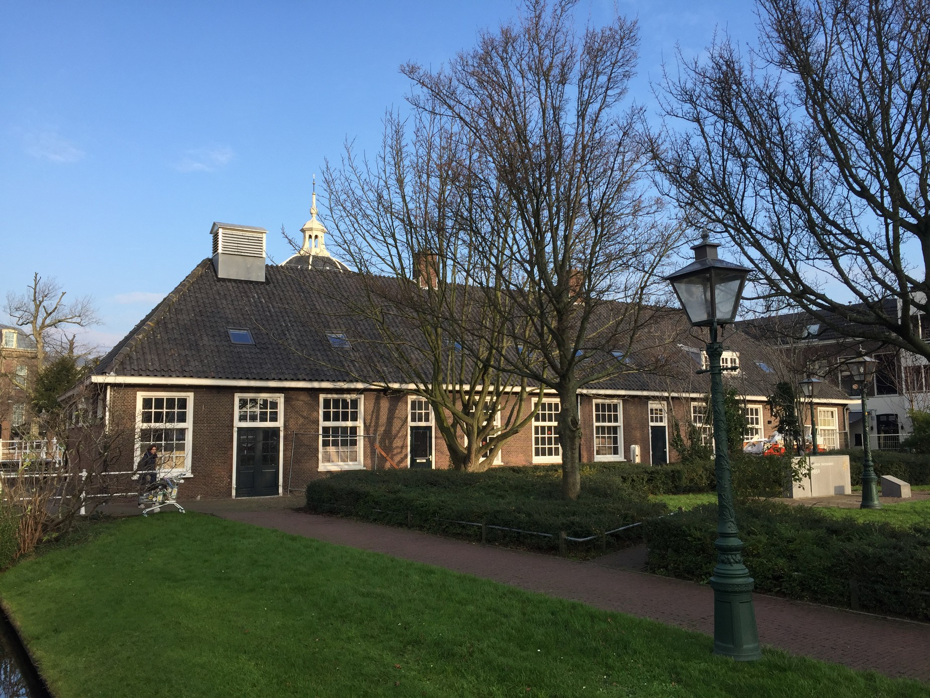 Er is in het verleden aardig wat aan het gebouw verbouwd: opvallend was dat alle lekdorpels van de vensters zijn vervangen.