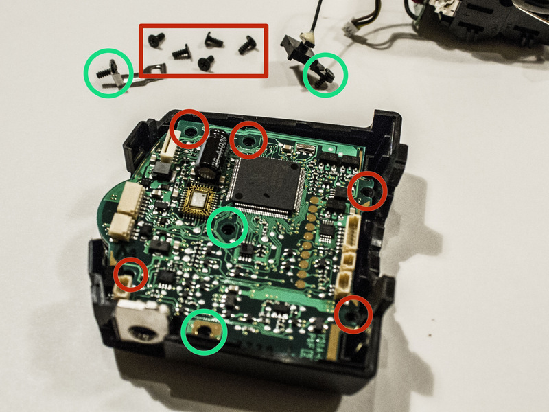 Stap 7 Verwijder de oude LCD Verwijder 5 schroeven waarmee de printplaat. Verwijder de schroef met metalen lipje.