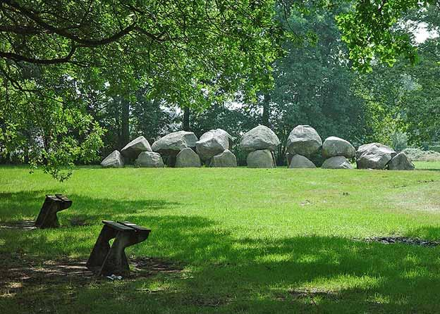 Nederland: Prehistorie Kijken we verder terug in de tijd in Nederland, dan kunnen we in de provincie Drenthe nog zien hoe belangrijke mensen begraven werden in het de prehistorie.