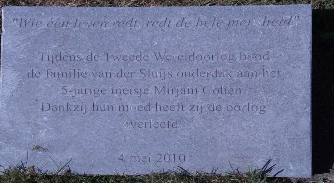 Van de mensen die begraven zijn op de begraafplaats zijn de gegevens genoteerd. Vanaf 1848 is die informatie opgeslagen en nu nog terug te vinden in het streekarchief in Brielle.