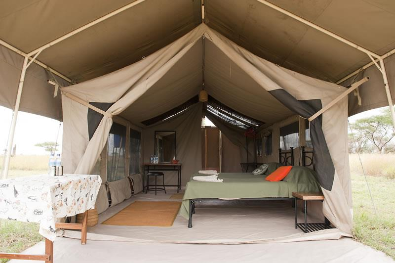 Het kamp heeft 10 tenten met ensuite badkamers voor de gasten en een grote lounge- en
