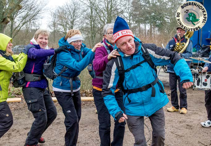 PWN EGMOND WANDEL MARATHON DE WINTERKLASSIEKER VOOR WANDELAARS Het nieuwe wandeljaar begint aan de Noord-Hollandse kust met de PWN Egmond Wandel Marathon. Jaarlijks komen zo n 16.