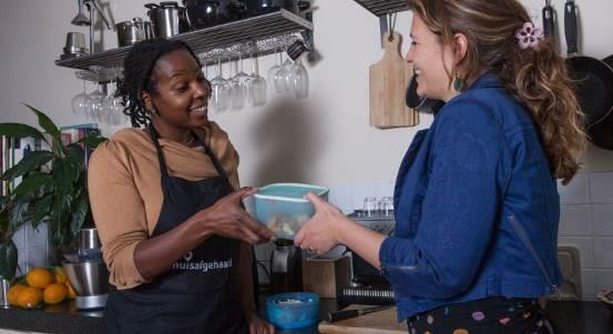 Thuiskok (werkervaringsplaats) Thuisafgehaald is een community van mensen die eten delen met hun buurtgenoten.