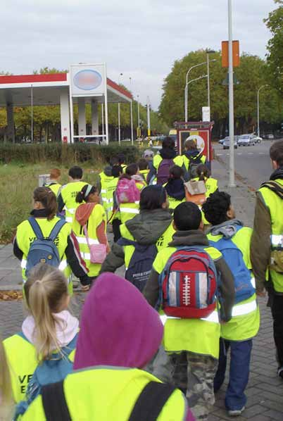 [76] Samenwerking voor een betere verkeersveiligheid Voor een verkeersveiligere stad is samenwerking tussen de betrokken partners, overheden, diensten en instellingen van groot belang.