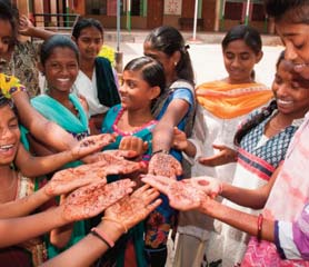 Rakhi Kumari van het Safeenah Rainbow Home in Patna, won de eerste prijs in de categorie tot en met 11 jaar van het nationaal kampioenschap karate.