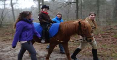 Vanachter zijn kleine brilletje keken 2 sprekende oogjes mij aan. Een beetje verlegen kroop Lyam, nadat ik was voorzien van een heerlijke kop thee, lekker tegen zijn moeder aan.