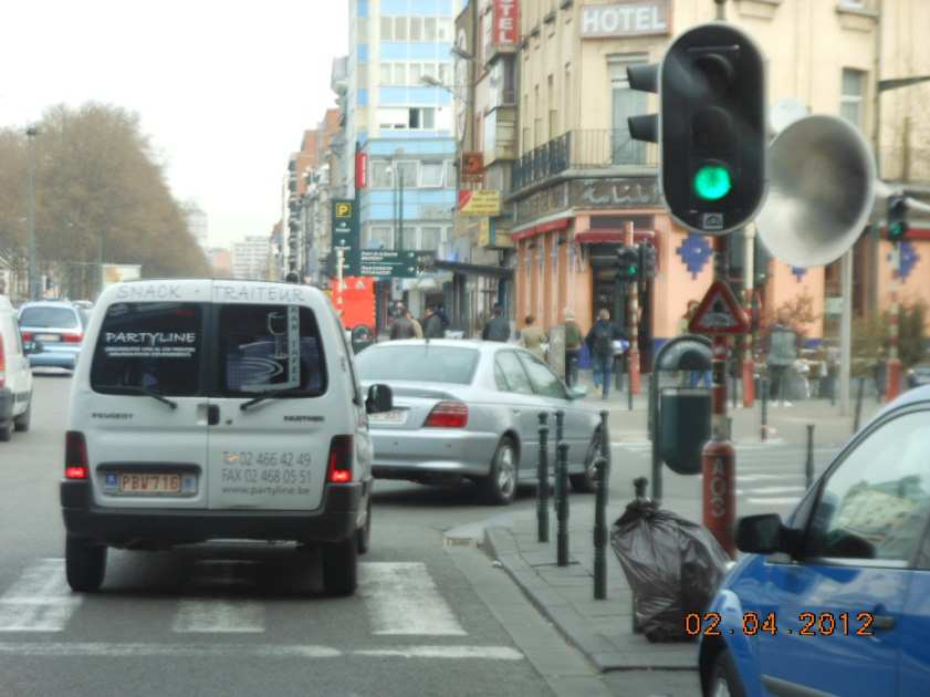 Zeer druk kruispunt, met lange grotijd.