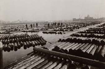 De aanleg van de Oude Houthaven dateert uit 1870 en hangt nauw samen met de ontstaans- en ontwikkelingsgeschiedenis van de havens en zeevaart van Amsterdam.