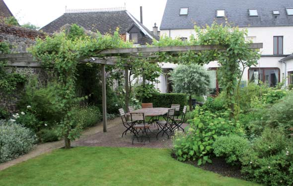 Realisatie: tuinarchitect Serge Homez 1 2 3 4 5 6 7 8 9 3. Dit grote prieel van smeedijzer (Architecture de jardin) heeft de elegantie en de charme van modellen uit vervlogen tijd.