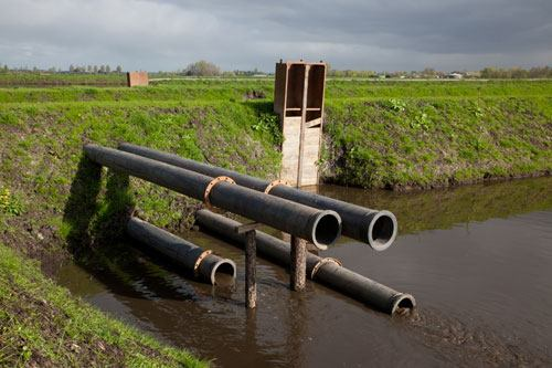 Baggeren Klein Vogelenzang De bagger gaat via leidingen naar de baggerdepots Het baggeren van het voedselrijke slib op de bodem van de plas Klein Vogelenzang is afgerond.