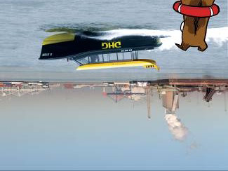 Een watertaxi racet over het water met een paar passagiers aan boord. Ze willen snel naar de overkant.