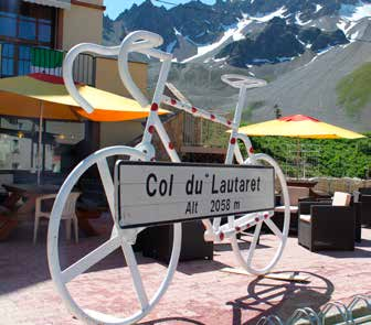 COL DU GALIBIER Alt. 2645 m GEOGRAFIE De Col du Galibier is een bergpas in de Franse Alpen die een verbinding vormt tussen Saint-Michel-de-Maurienne en Briançon.