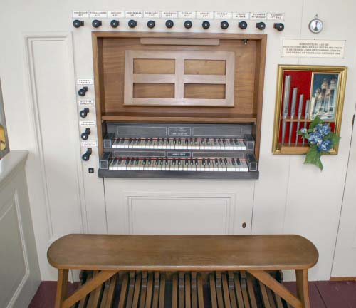 A. KLAVIERINSTRUMENT Bekijken we de speeltafel van een orgel dan zien we één of meerdere klavieren. Kleine orgels (b.v. huisorgels) hebben maar één klavier. Grote orgels hebben soms 5 klavieren.