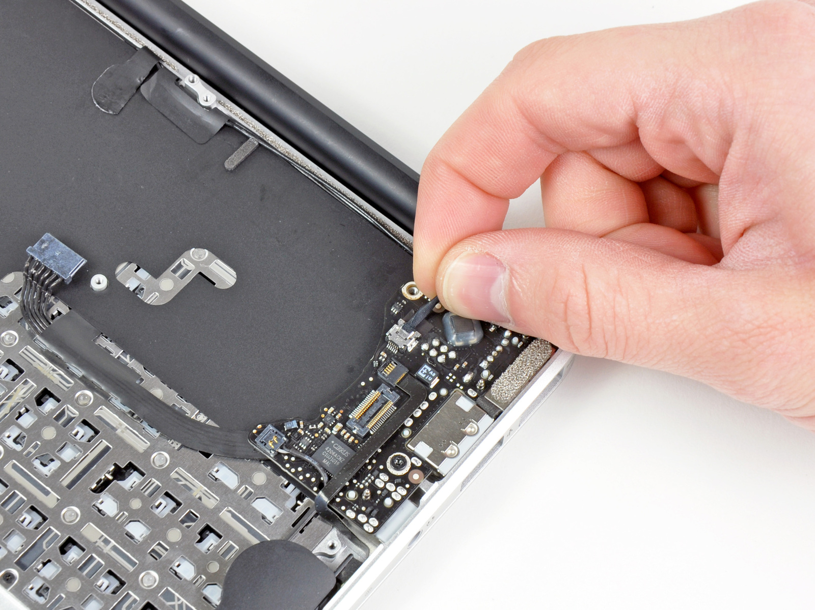 MacBook Air 11 "Late 2010 hoofdletters Replacement Stap 24 Beeldscherm verwijderen Trek de camera kabel parallel aan het