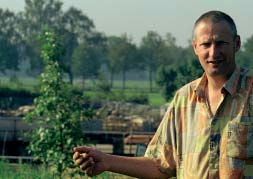 namelijk veel goedkope voedergranen op de markt, afkomstig van afgekeurde partijen baktarwe en import. Afzet van graan als baktarwe is dan lucratiever.