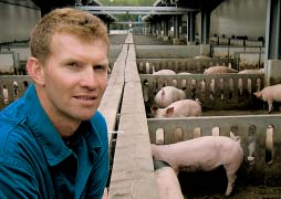 Joost van Alphen voert zijn varkens restproducten Droge én natte bijproducten uit de levensmiddelenindustrie zijn voor Joost van Alphen uit Heusden geen enkel probleem.