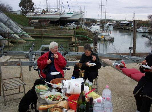 Sociaal leven in en buiten Fiumicino Naast alle uitstapjes naar Rome hebben we ons deze winter uiteraard ook bezig gehouden met de overige overwinteraars.