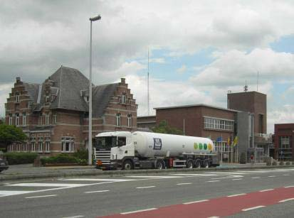 Barrièrewerking door doorgaand vrachtverkeer in Kanaalstraat Ook de Kanaalstraat (R4) vormt een barrière. Deze weg heeft een ongelukkig tracé: het gemeentehuis wordt van de Grote Markt gescheiden.