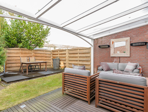 ruime tuin met sfeervolle overkapping De woning heeft een ruime,