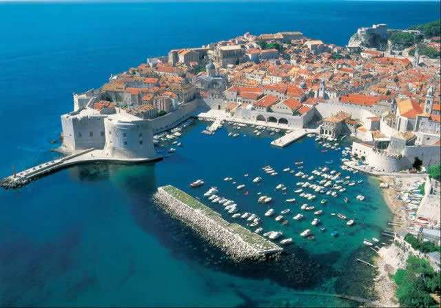 DUBROVNIK - Volgens de beschrijving van de UNESCO de parel van de Adriatische Zee en de Dalmatische kust, is de oude kern van de stad Dubrovnik, gelegen in het uiterste zuiden van de zonnige