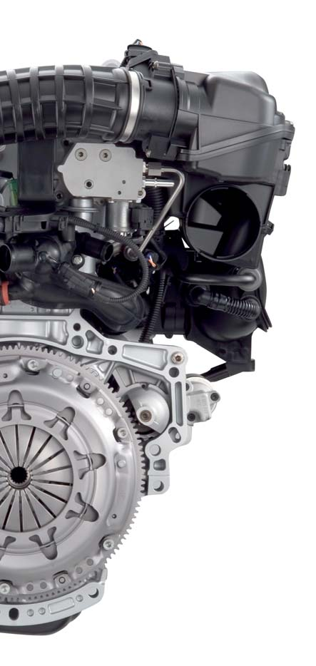 Bij de DI-turbomotor is de turbocompressor zo hoog geplaatst, dat de inlaatbuis van de compressor over het kleppendeksel naar het gasklephuis loopt.