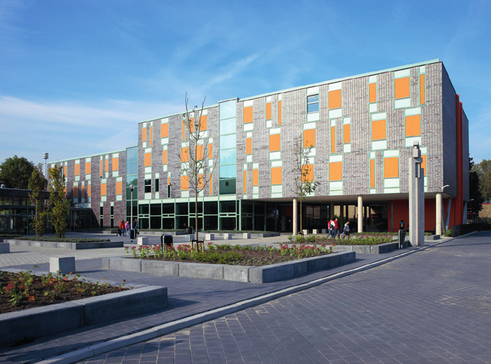 Herbert Vissers College Het Herbert Vissers College is een christelijke scholengemeenschap voor vmbo, mavo, havo, atheneum en gymnasium, en is gevestigd in Nieuw-Vennep.