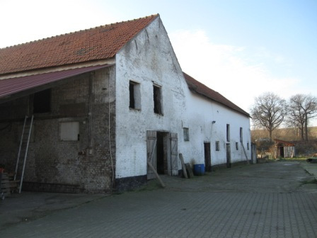 12 een door dicht groen omgeven, voormalig oud boerderijtje dat momenteel als woonhuis in gebruik is