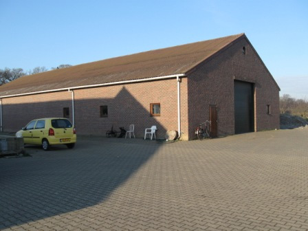 Aan de noord- en westzijde van de hoeve is het grasland ingeplant met jonge hoogstamfruitbomen (zie