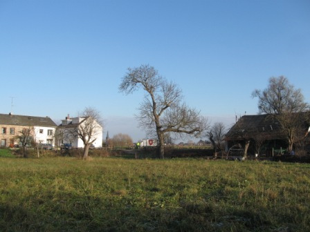 Oude Smeermaeserweg met de tegen de zuidzijde van de oude carréboerderij gebouwde woningen, gezien in