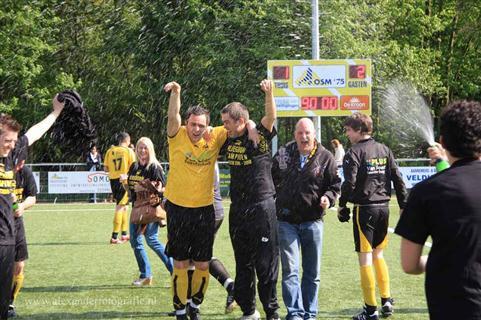 Het was wachten op laatste fluitsignaal. En die kwam er ook. De ontlading was groot bij de spelers en de supporters.