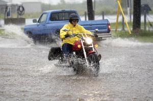Motorrijden in de regen Regenpak Je bepaalt zelf of het veilig is of niet Veel mensen hebben moeite met een regenpak op de motor.