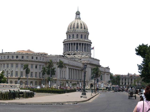 Het Capitolio Nacional in Havana even rustig foto s te kunnen maken. Abel let weer op mijn fiets. Via enkele heuvelachtige straten rijd ik richting de universiteit.