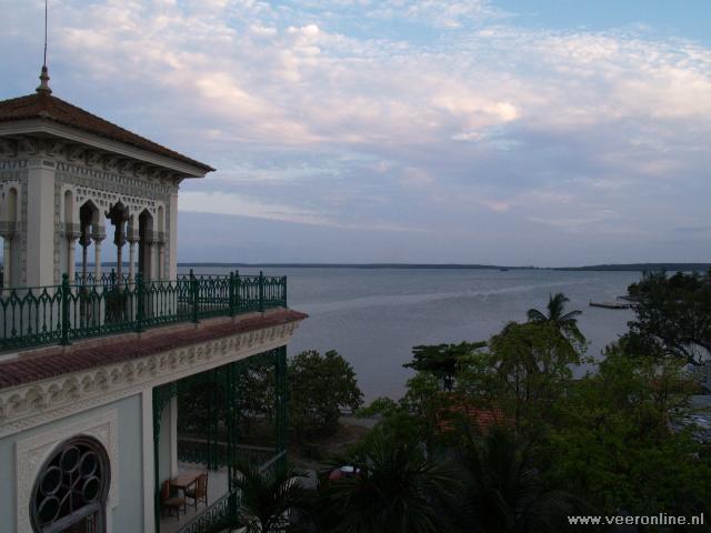 Het Palacio Valle aan de baai van Cienfuegos Cienfuegos. Eerst rijd ik door naar de baai. Volgens Abel is dit de mooiste baai van het Caribische gebied Volgens mij niet!