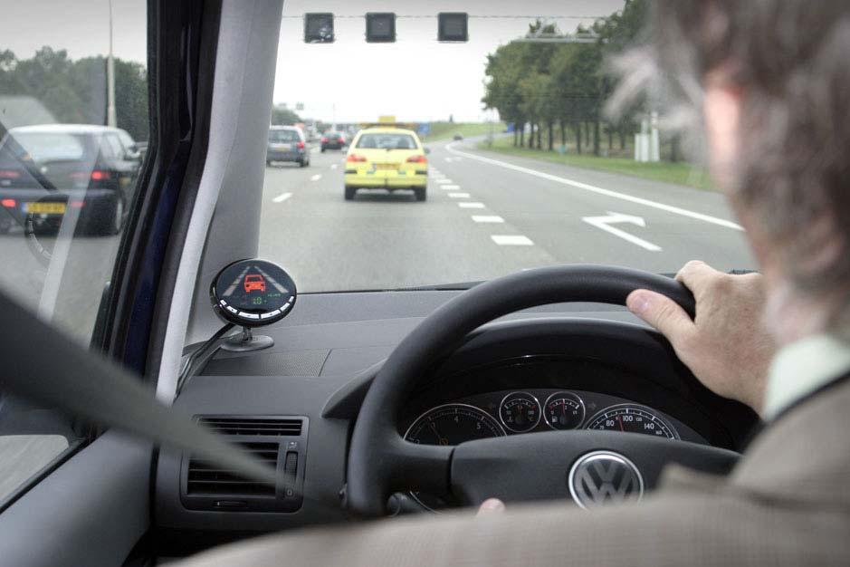 De unit ziet de weg en de markering en kan op basis daarvan bepalen of het voertuig de markering dreigt te overschrijden.