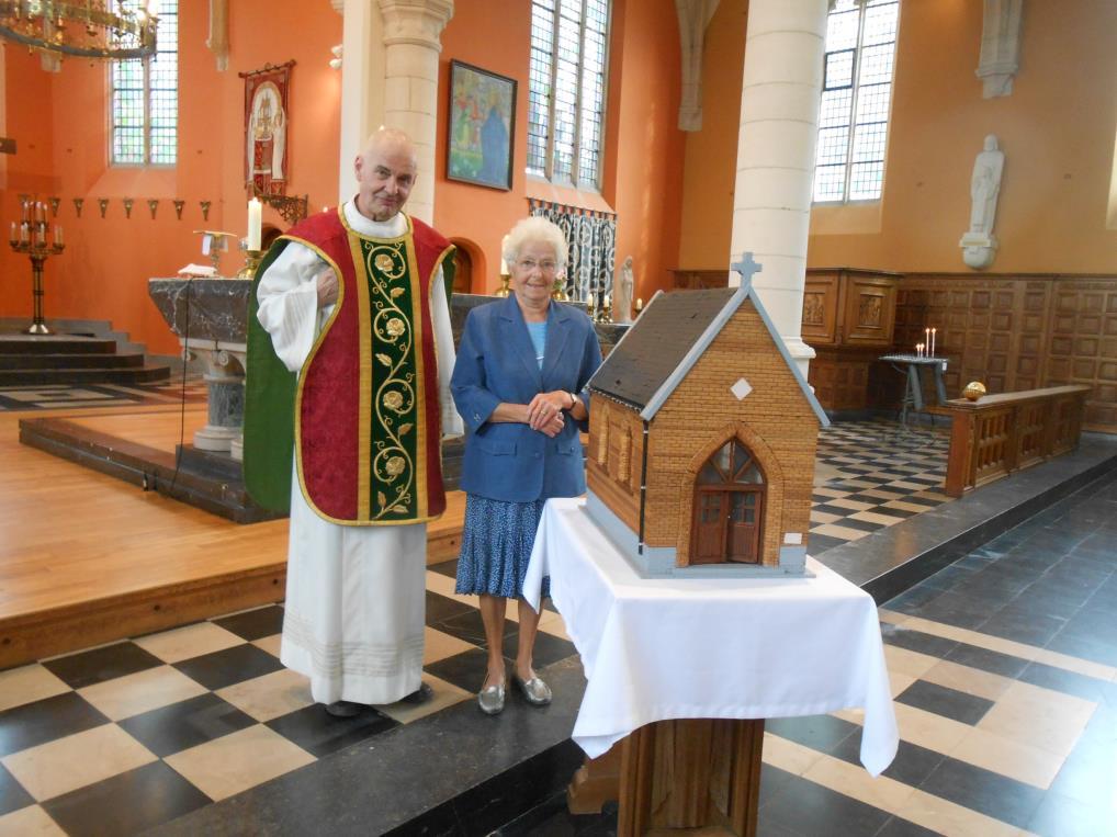 KAPEL PAUWELSBOS in Bellem in miniatuur In de volksmond wordt de kapel kapel van Pauwelsbos genoemd, maar officieel heet de kapel Onze-Lieve-Vrouw van het Heilig Hart.