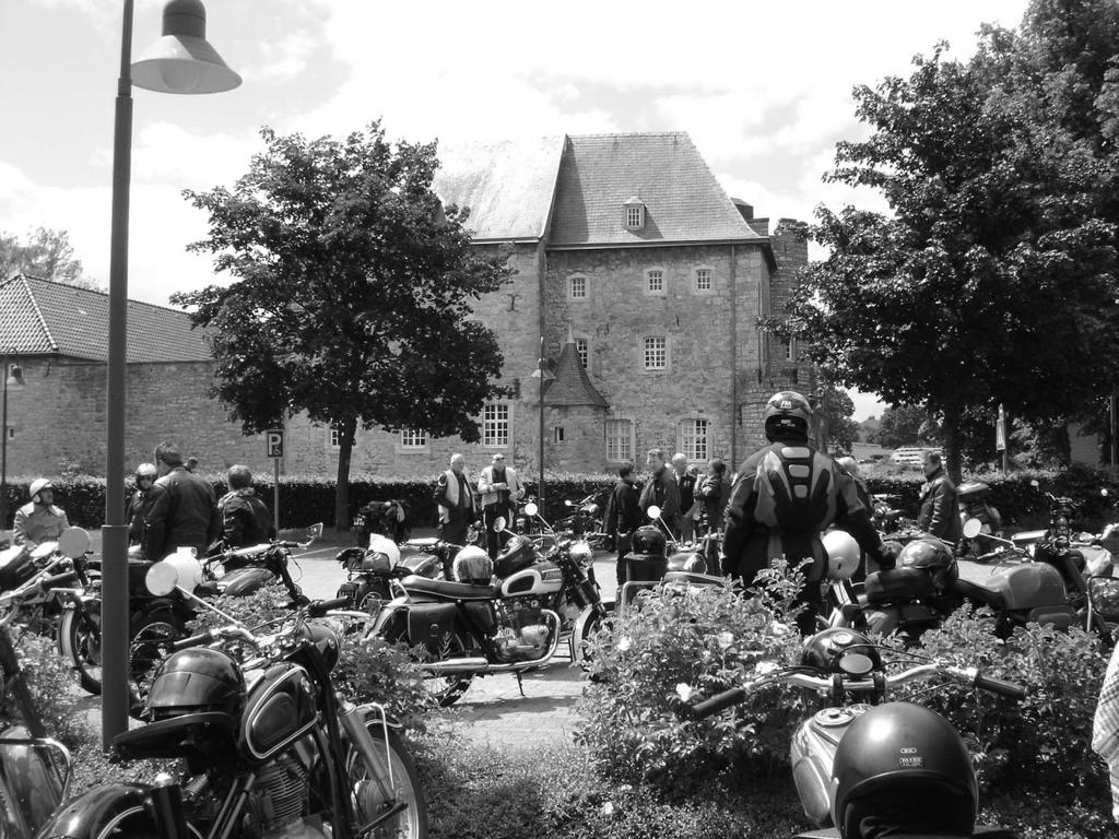 AANSPRAKELIJKHEID De stichting Zuidlimburgse Heuvelrun en haar medewerkers, die dit evenement organiseren, aanvaarden geen enkele aansprakelijkheid voor ongevallen waarbij personen en/of voorwerpen