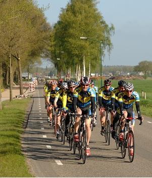 ACHTER ELKAAR RIJDEN Een ongeschreven wet binnen de Merel is het achter elkaar rijden, op smalle weggetjes. Tja, wat is smal, denk je dan.