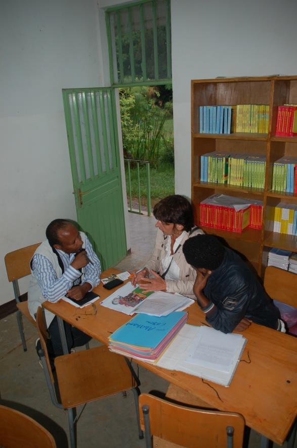 Inrichting bibliotheek Kans op Toekomst heeft in 2011 met uw donaties en steun van Cordaid de bouw van een bibliotheek bij de Shimbit school en dagcentrum in Bahir Dar kunnen realiseren.