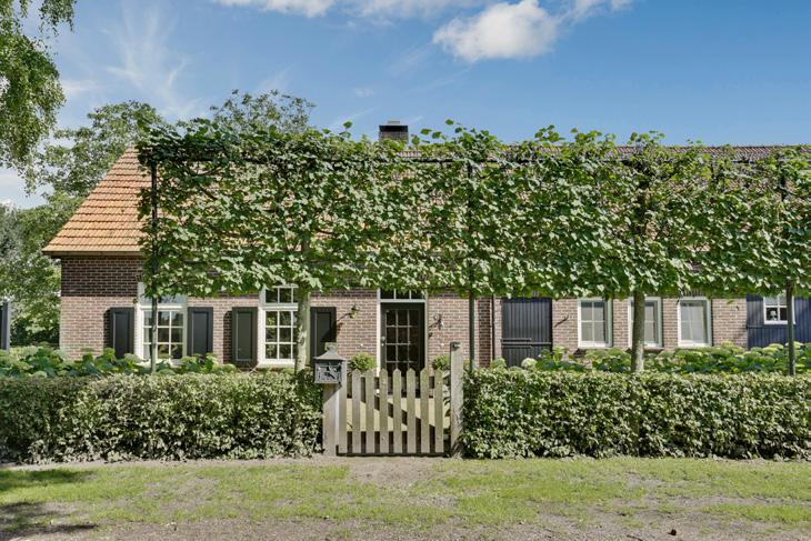 Deze woonboerderij ligt op een fraai perceel met diverse bijgebouwen en wonen en slapen is mogelijk op de begane grond. ALGEMEEN: Woonoppervlakte: 293 m 2. Inhoud: 1.106 m 3. Perceeloppervlakte: ca.