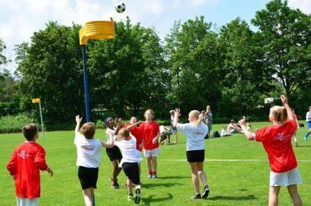 Hoogeveen. Het was erg warm maar dat deerde de kinderen niet.