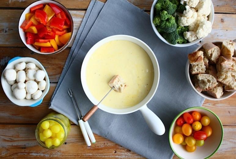 Dinsdag 14 maart 2017 Kaasfondue Op dinsdag 14 maart organiseren we een gezellige kaasfondue. Samen genieten van kaasfondue met diverse soorten groenten en brood. Tijd: 17:30 uur. Deelname: 10.