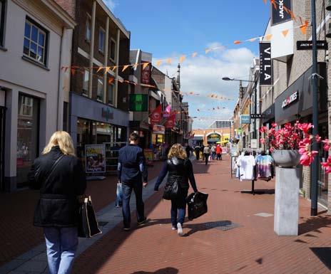 De winkelruimte ligt op A1 locatie naast ICI Paris en Bovendeert Schoenen.