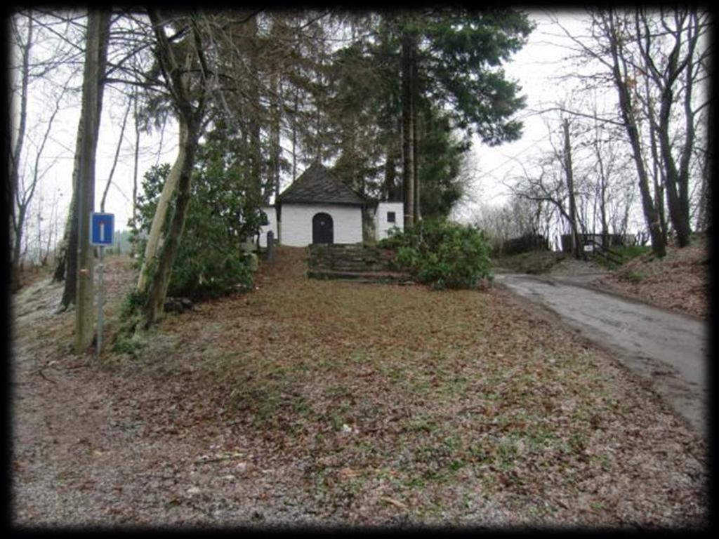 In Abrefontaine passeren we de 14 kruiswegstaties welke vervaardigd zijn uit wit overkalkte schiefersteen. Samen met de hogerop gelegen kapel zijn ze beschermd als monument.