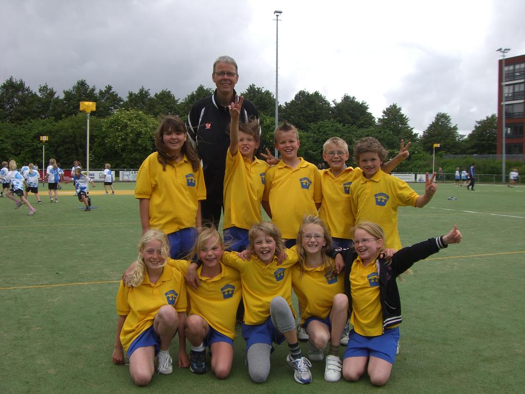 ADOS Doorloper 09 juni 2009 Schoolkorfbaltoernooi weer een groot succes!!!! Op woensdag 27 mei werd het traditionele schoolkorfbaltoernooi gehouden op het complex van korfbalvereniging ADOS in Hoorn.