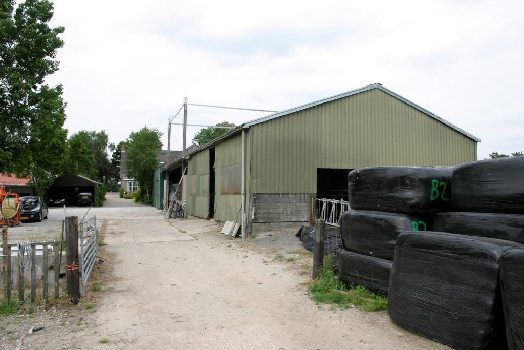 Foto erf; voorzijde stal De uitbreiding van de nieuwe opstallen zal op de huidige plek plaats vinden van de bestaande