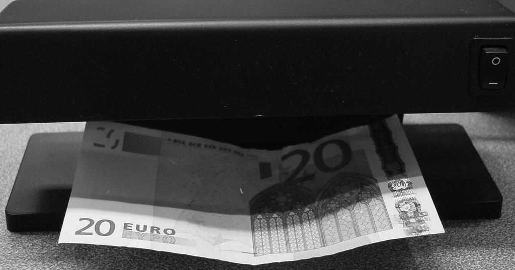 de voorzijde in een glanzende hologrambaan (een hologram is een afbeelding met diepte) het eurosymbool en de waarde van het bankbiljet.