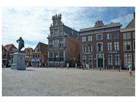 In de binnenstad zijn veel tastbare herinneringen bewaard gebleven, zoals de mooie admiraliteit gebouwen, oude pakhuizen en statige herenhuizen.