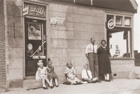 Vader Ouweltjes was in 1913 eigenaar van café De Bontekoe en had een kruideniers en fouragehandel, verder bezat hij een tuinderij en boerderij, zijn zoon Jaap en Grietje