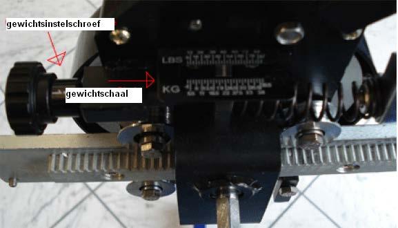 5. HET AANTREKMECHANISME Het aantrekgewicht wordt door de gewichtsinstelschroef in gesteld. Het ingestelde gewicht kan op de gewichtsschaal in LBS en/of KG afgelezen worden.